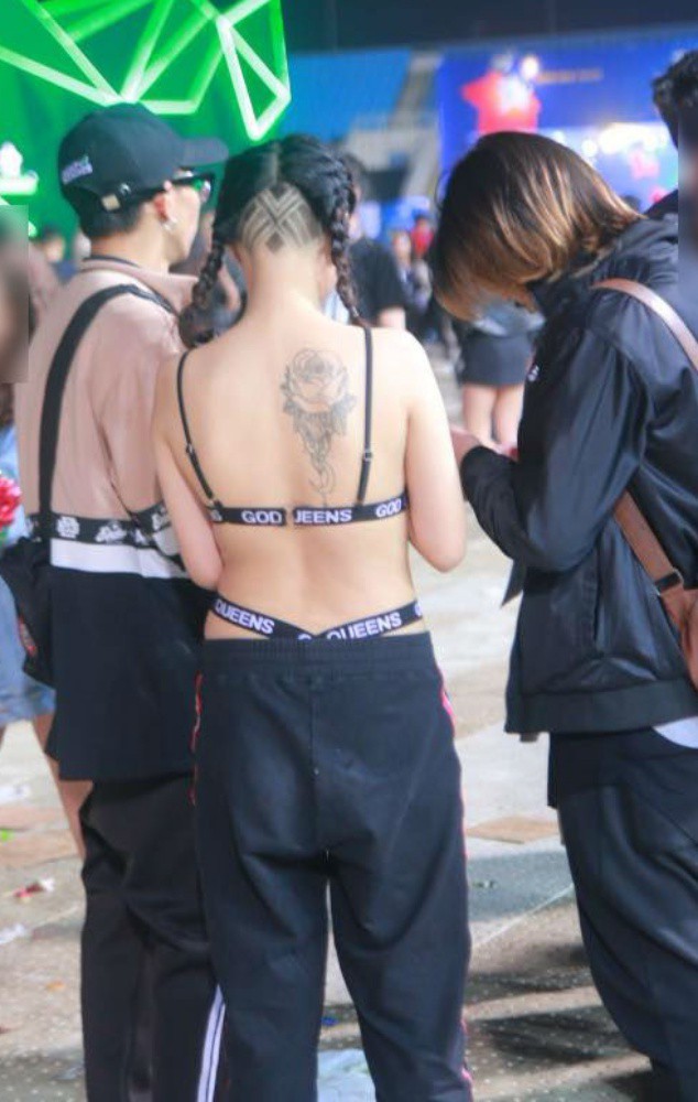 Cô gái gây tranh cãi khi mặc áo bra quẩy tại Tiesto Show vừa qua ở Hà Nội